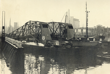 405904 Afbeelding van het transport van een brugdeel van machinefabriek Jaffa per schip in de sluis in het ...